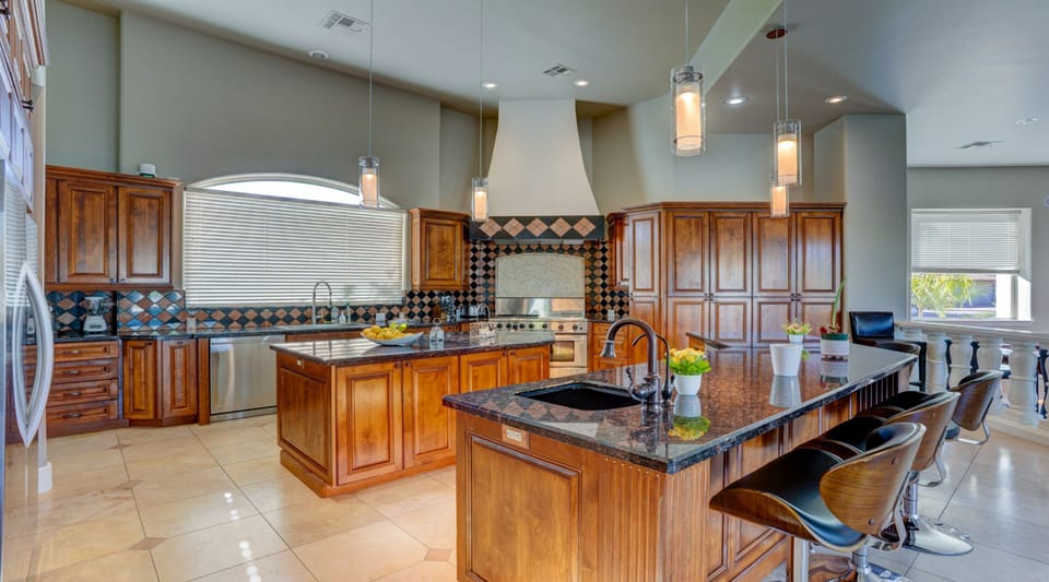 Luxury House | Private kitchen | Oven