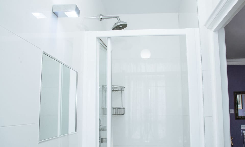 Standard Quadruple Room, Ensuite (own bathroom) | Bathroom | Hair dryer, towels