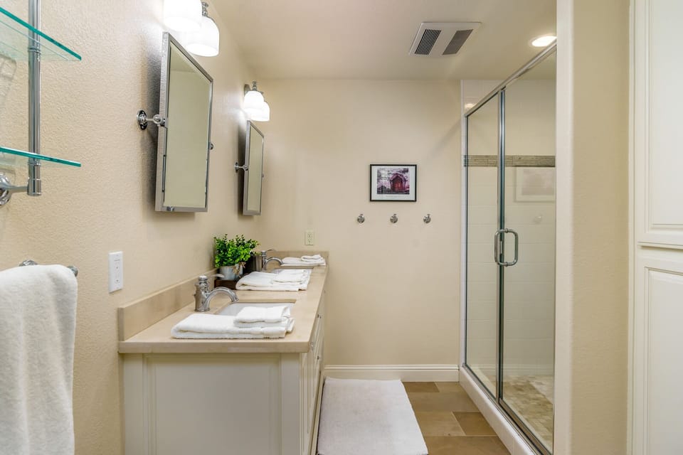Upstairs full bathroom.
