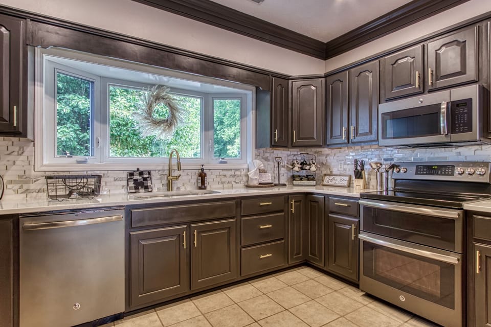 House, Multiple Beds, Jetted Tub, Mountain View | Private kitchen | Microwave, oven, stovetop, dishwasher