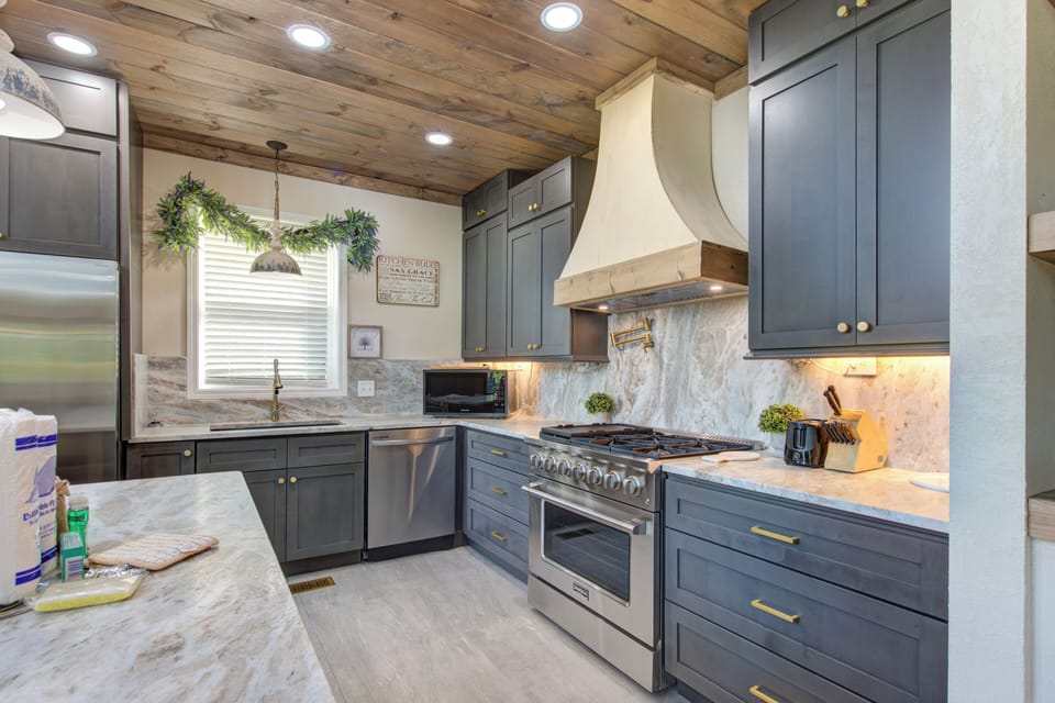Cabin, Multiple Beds, Hot Tub | Private kitchen | Microwave, oven, stovetop, dishwasher