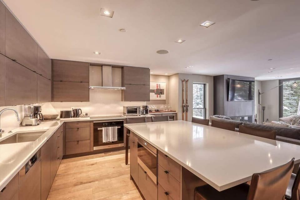 Kitchen Details - Wide Countertops 