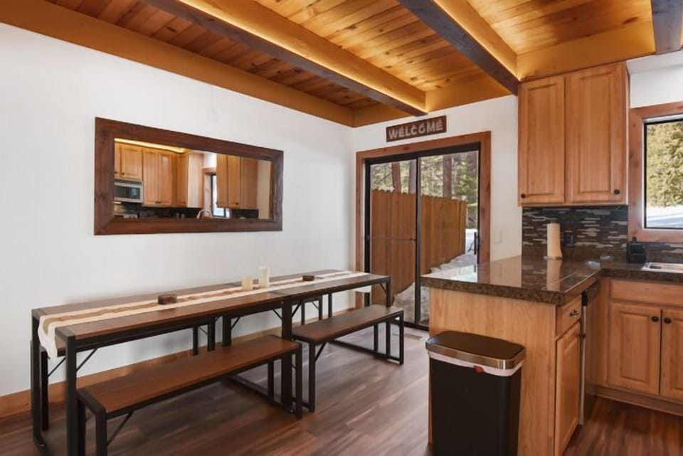 Spacious Dining Area - Seats up to 10
