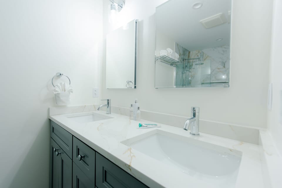 Combined shower/tub, hair dryer, bathrobes, towels