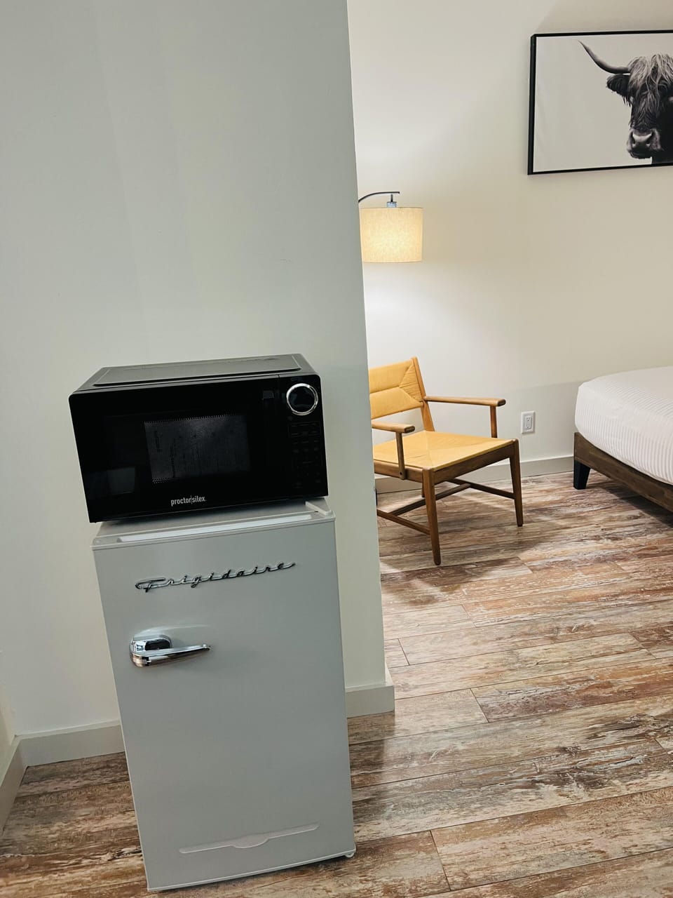 Economy Room, 1 Queen Bed | Hypo-allergenic bedding, desk, laptop workspace, iron/ironing board
