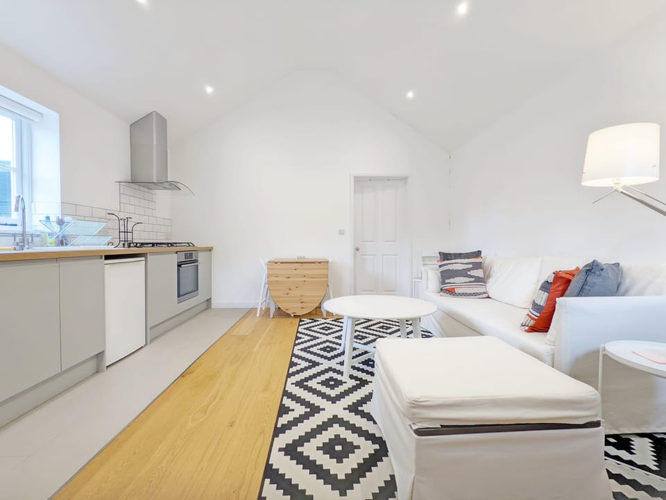 Little Maplewood, Tangmere - sleeps 2 guests  in 1 bedroom Cottage in Arun District