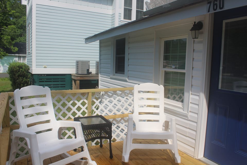 Front Deck/ Patio furniture /Motion light for entry
