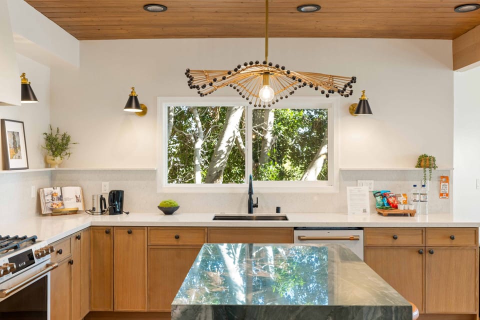 Modern Kitchen w Full Amenities Dishwasher, Microwave, Coffee Maker, Toaster Oven plus More!