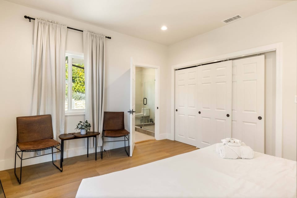 Guest Bedroom w Ensuite Bathroom