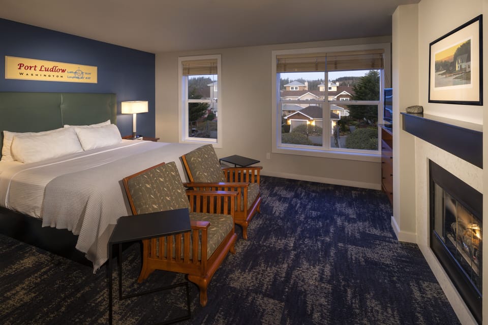 Standard Room, 1 King Bed (Non View) | 1 bedroom, premium bedding, desk, iron/ironing board
