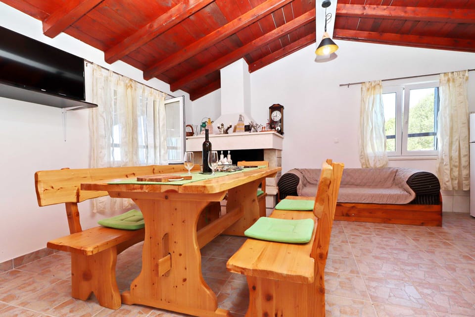 House (One Bedroom Holiday Home with Swimmin) | Living room | TV