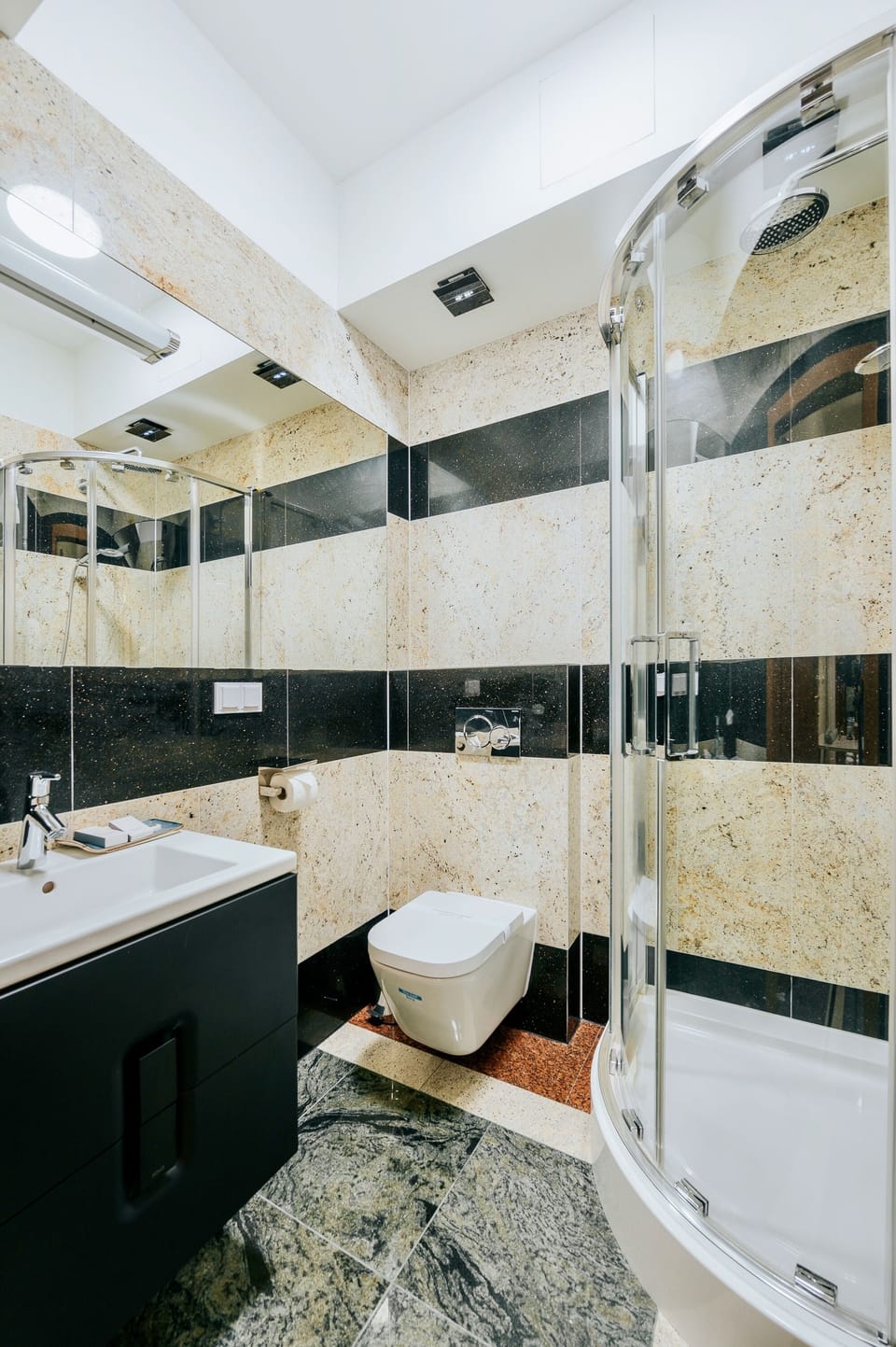 Shower, rainfall showerhead, free toiletries, hair dryer
