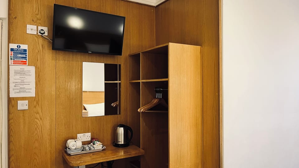 Quad Room | Iron/ironing board, free WiFi