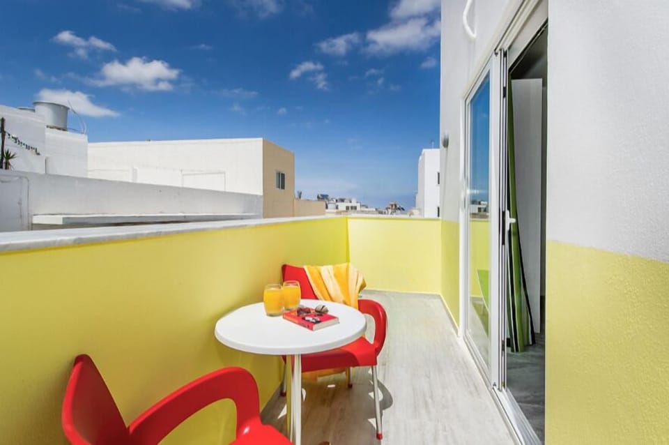 Balcony (No view)