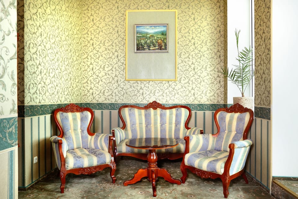 Royal Studio Suite | Living area | Flat-screen TV