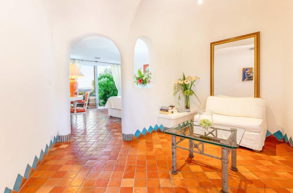 Grand Suite, Sea View | Living area | 70-cm TV with cable channels