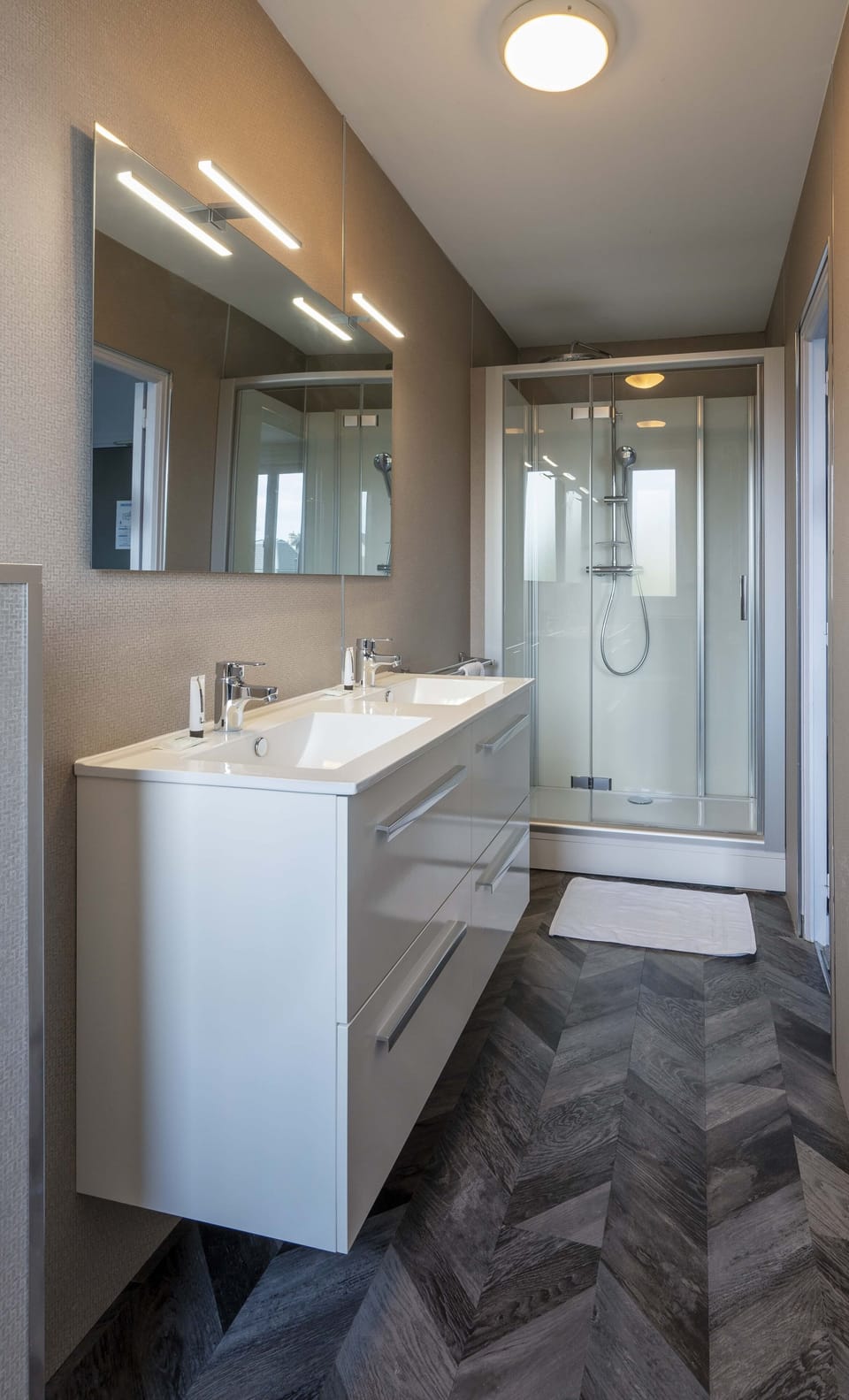 Superior Room | Bathroom | Shower, hair dryer, towels, soap