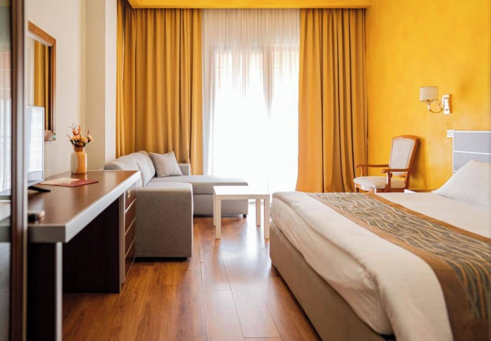 Triple Room | Desk, iron/ironing board, free WiFi, bed sheets