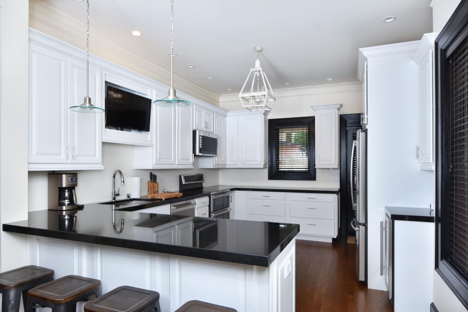 Fully Updated Kitchen with Barstool Seating