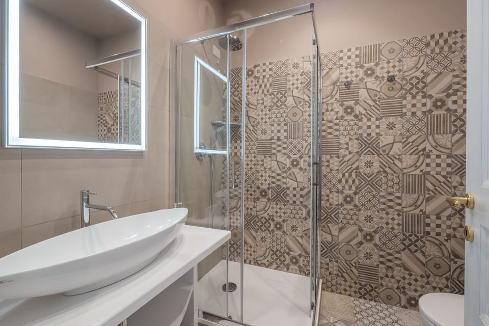 Shower, bidet, towels