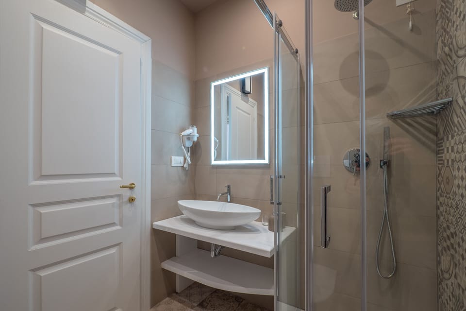 Shower, bidet, towels