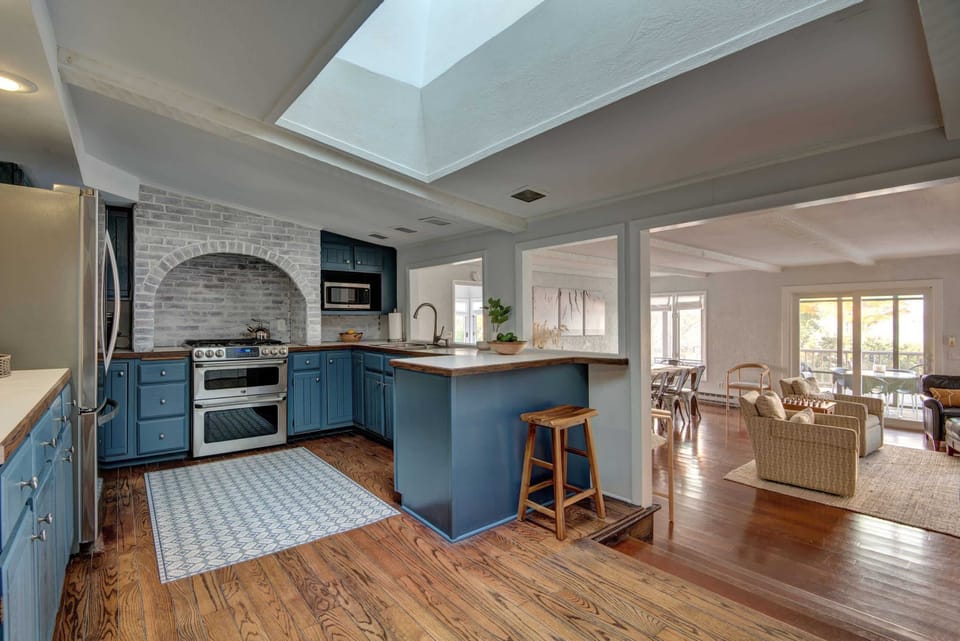 Kitchen overlooking sitting room & lake