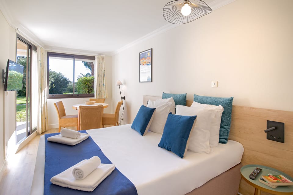 In-room safe, bed sheets