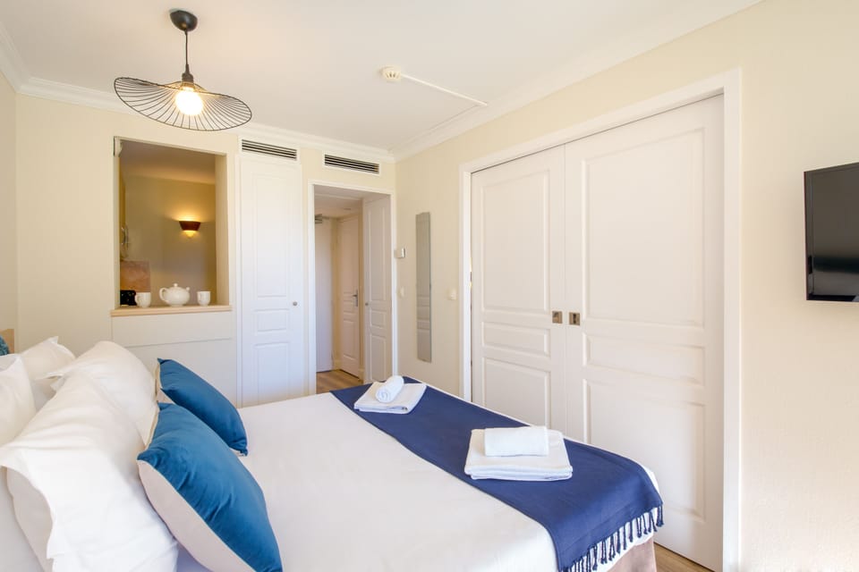 In-room safe, bed sheets