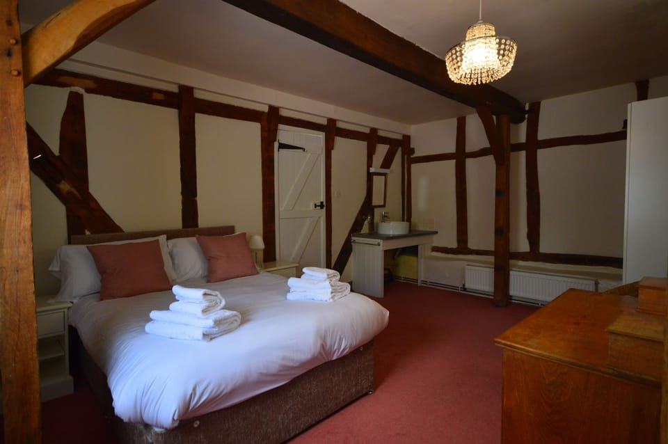 Haywain ground floor double bedroom with vanity unit