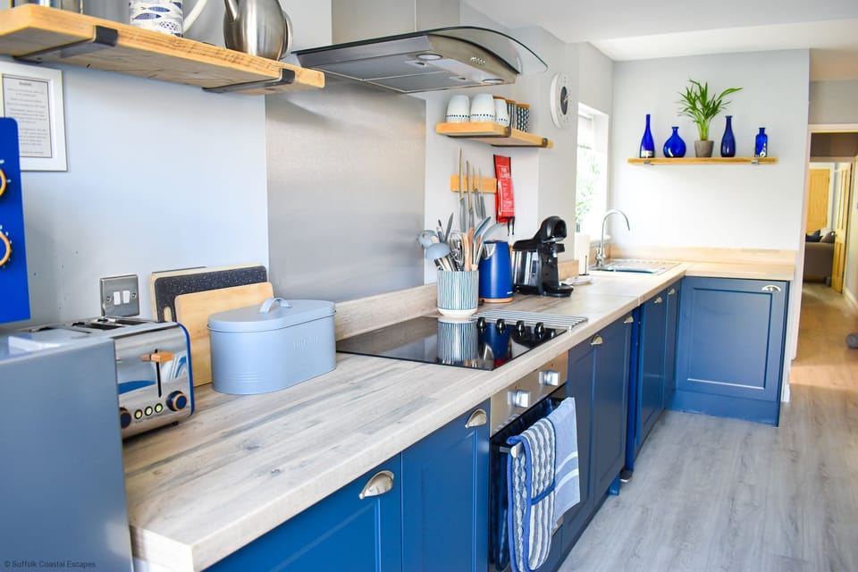 Seagull cottage fully equipped kitchen with integrated appliances