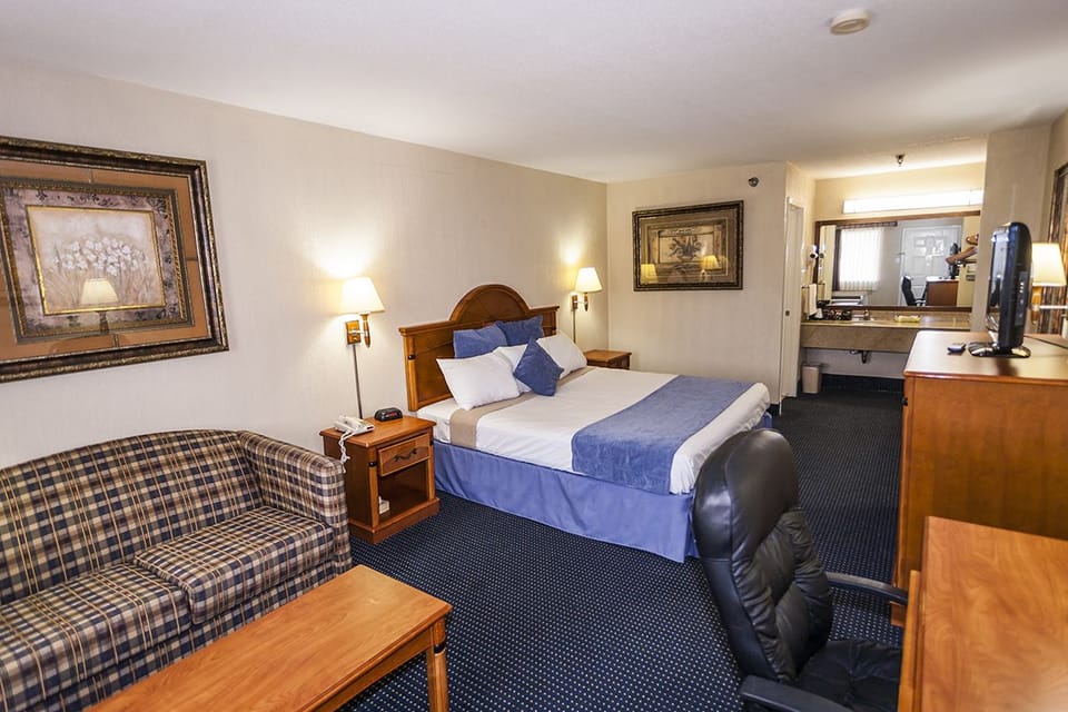 Suite, 1 King Bed, Non Smoking | Desk, iron/ironing board, WiFi (free), bed sheets