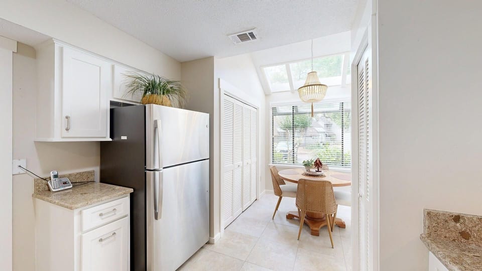 Eat-in Kitchen