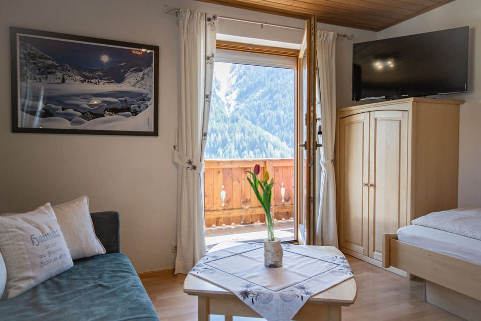 Traditional Apartment | Hypo-allergenic bedding, individually furnished, desk, free WiFi