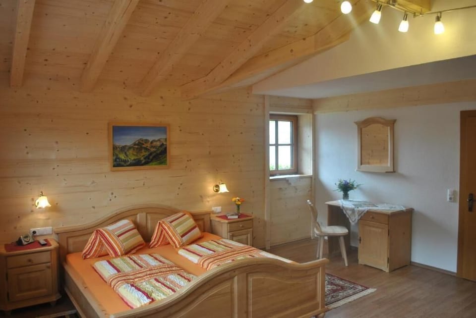 Family Room, 1 Bedroom, Mountain View | Hypo-allergenic bedding, individually furnished, desk, free WiFi