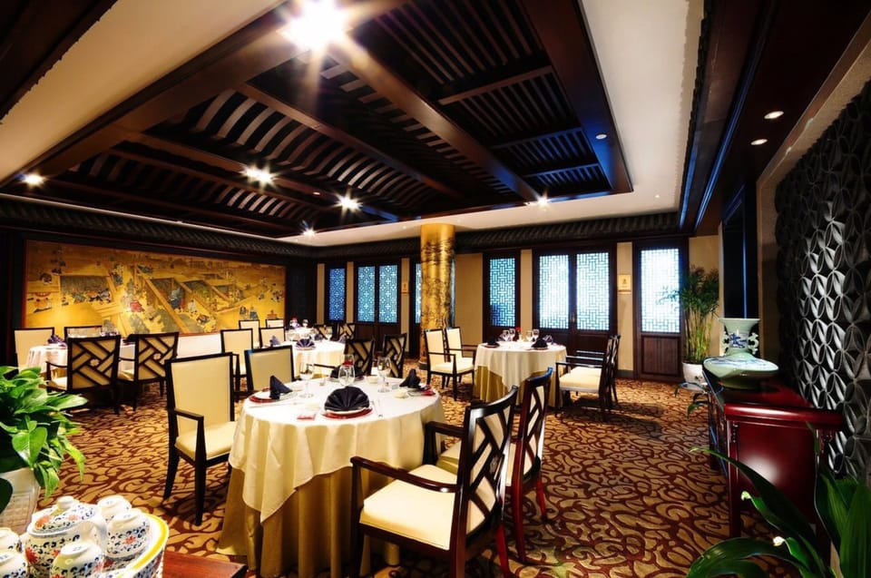 3 restaurants; breakfast, lunch, dinner, and brunch served