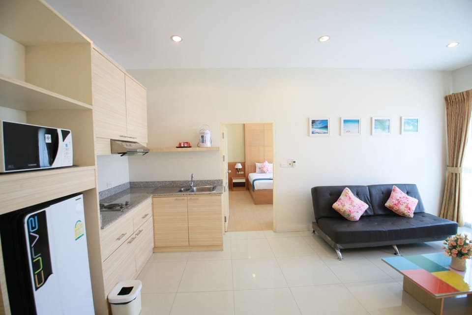 Suite, 1 Bedroom | Desk, blackout drapes, soundproofing, free WiFi