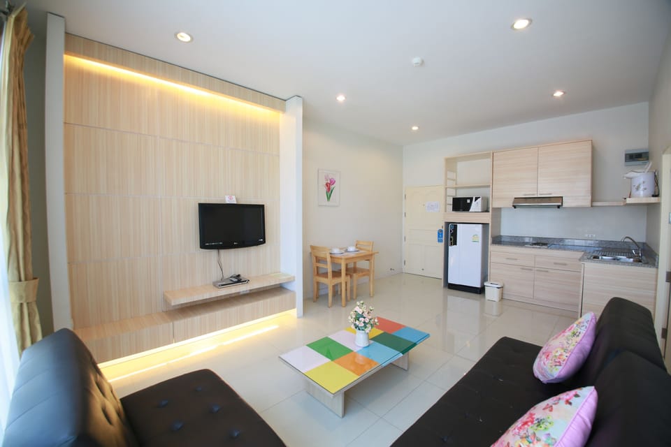 Suite, 1 Bedroom | Desk, blackout drapes, soundproofing, free WiFi
