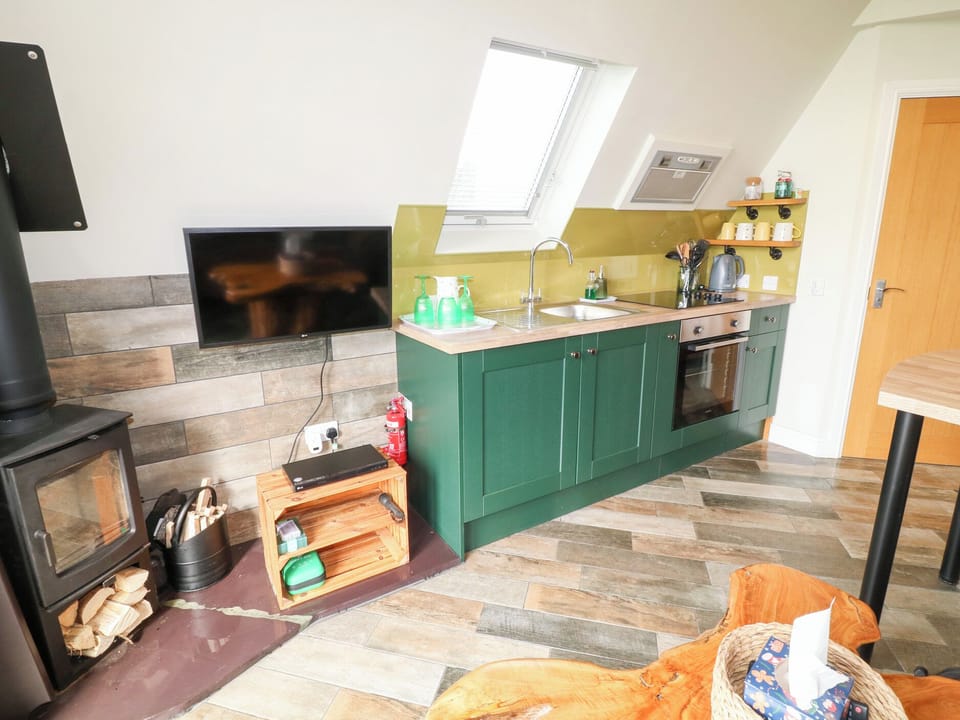 Cottage | Private kitchen | Fridge, electric kettle, toaster, cookware/dishes/utensils