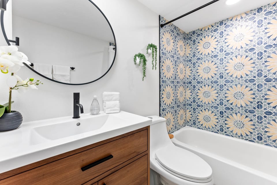 Guest bathroom- Shower/tub combo