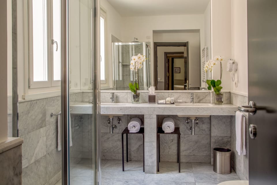 Shower, free toiletries, hair dryer, bidet
