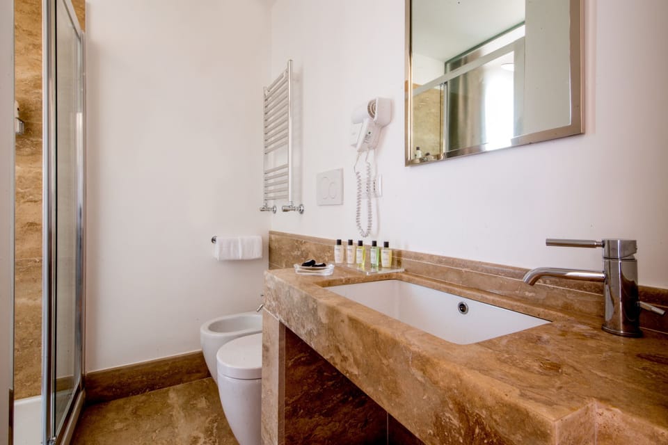 Suite, Balcony | Bathroom | Shower, free toiletries, hair dryer, bidet