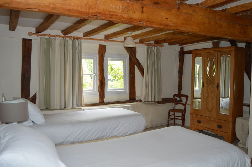 Saddlestones twin bedroom