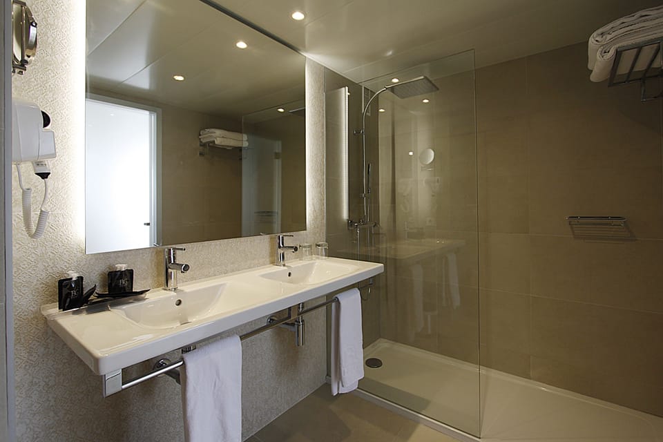 Shower, rainfall showerhead, free toiletries, hair dryer