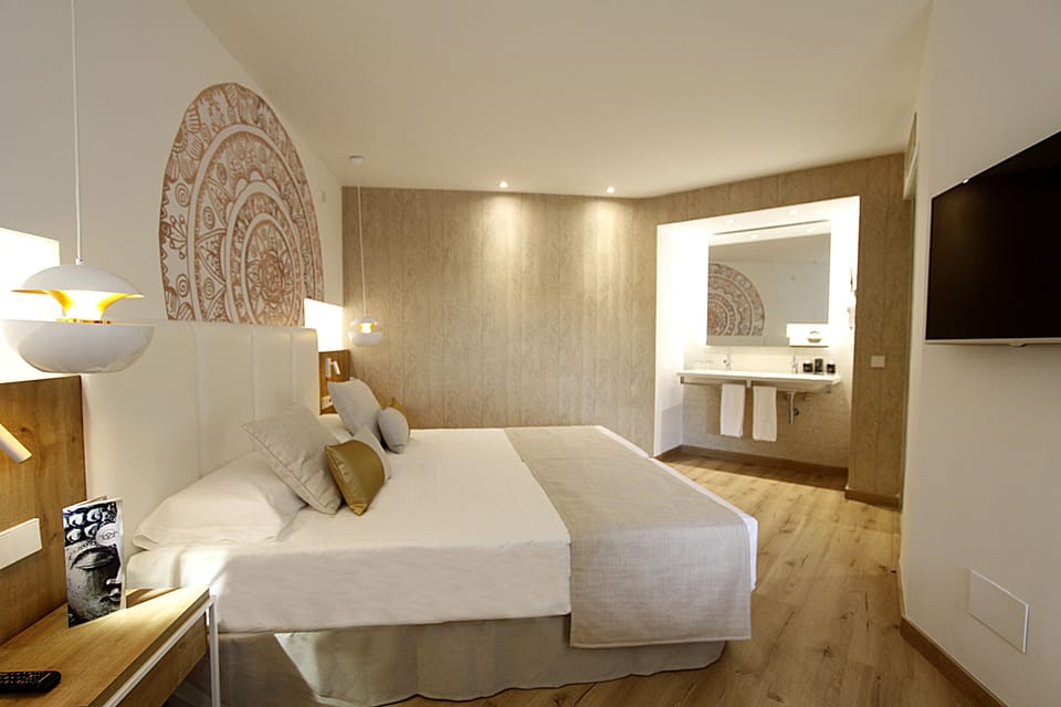 Standard Double Room | Desk, blackout drapes, soundproofing, free WiFi