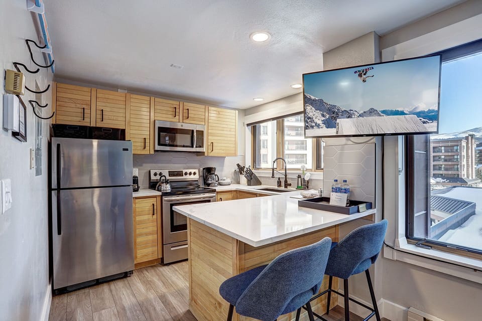 Kitchen eating area. 