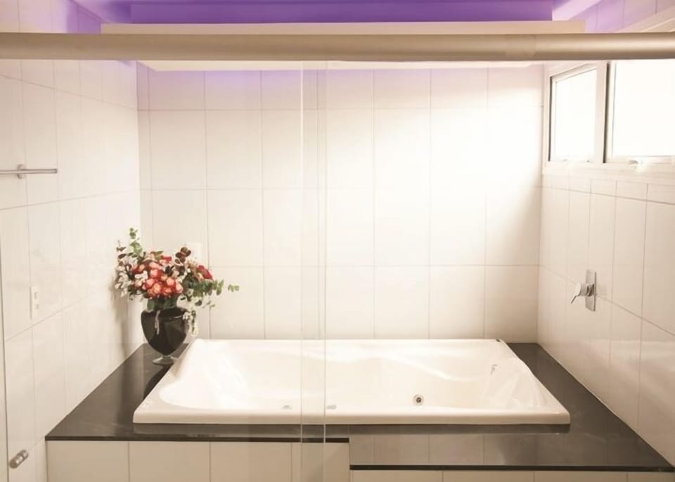 Deluxe Twin Room | Bathroom | Shower, hair dryer, bidet, towels