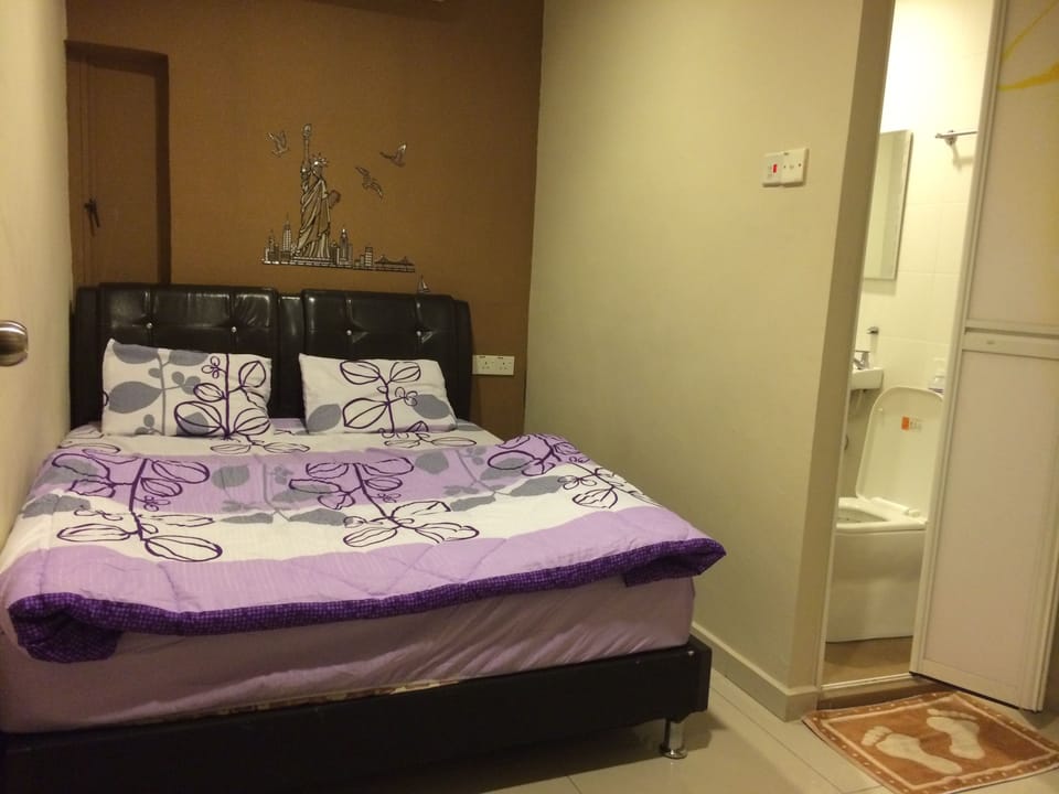 Executive Suite | Iron/ironing board, free WiFi