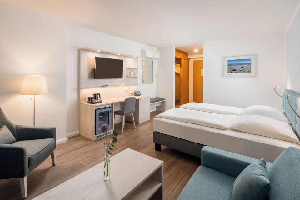 Hypo-allergenic bedding, in-room safe, desk, soundproofing