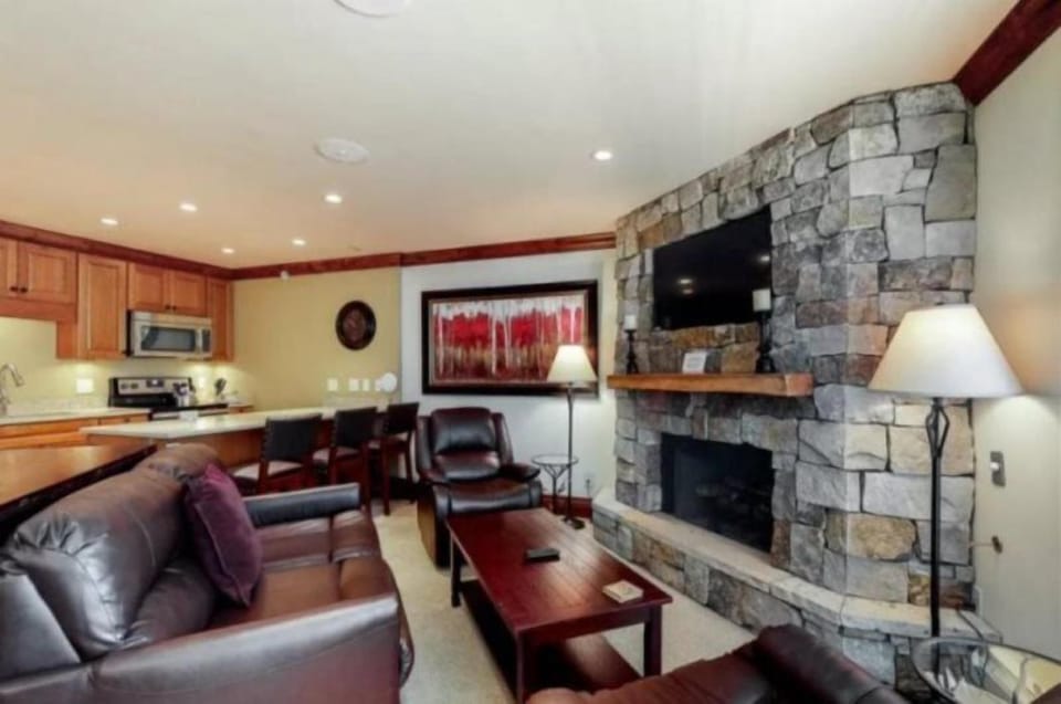 Condo (Luxury Ski in, Ski out 1 Bedroom Moun) | Private kitchen | Fridge