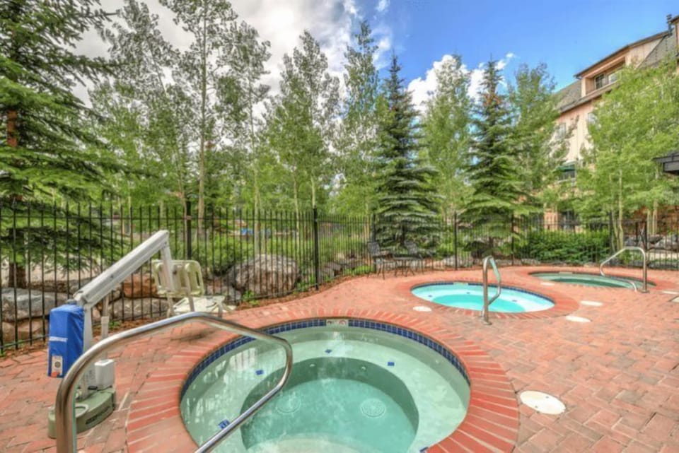 Condo (Downtown Breckenridge 2 Bedroom Condo) | Deep soaking bathtub